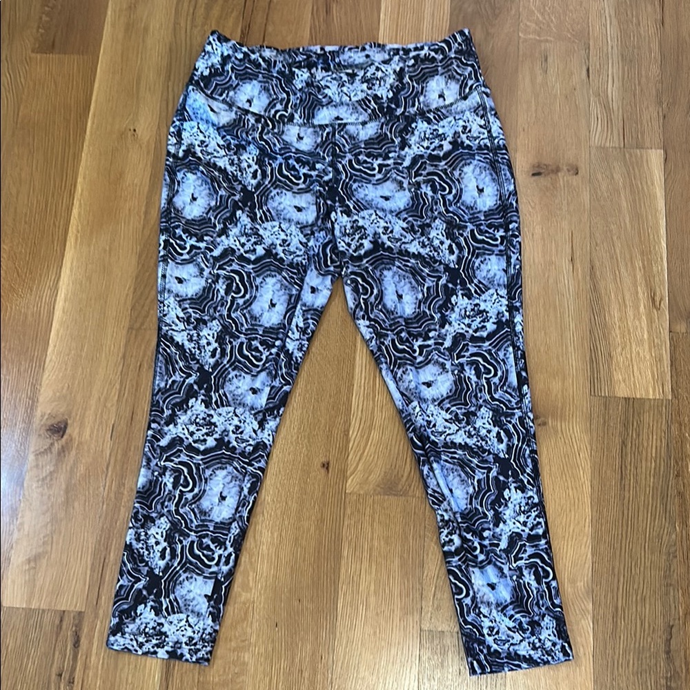 DANSKIN black & white Abstract Patterned Leggings Size XL - Fits like L.